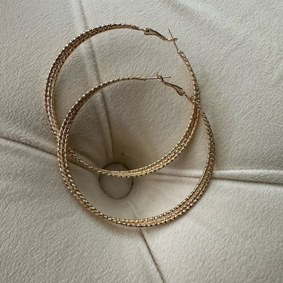 earring - Picture 2 of 4